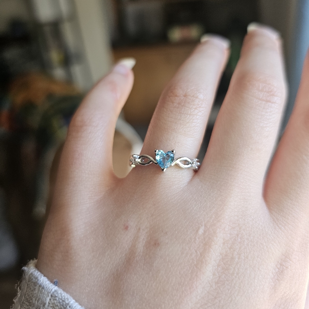 Elegant Silver and Blue Heart Ring